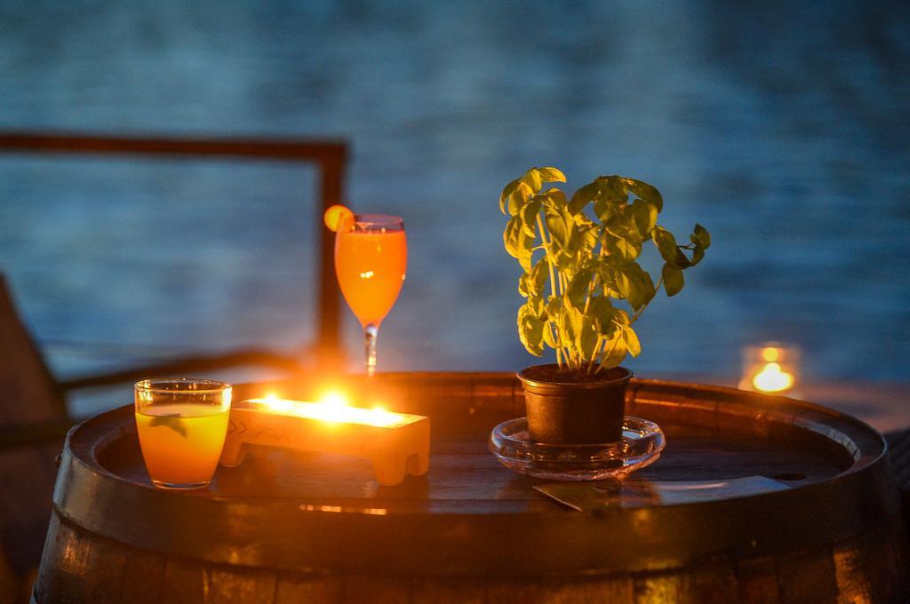 San Art Floating Hostel & Apartments เบลเกรด ภายนอก รูปภาพ