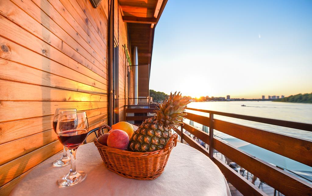 San Art Floating Hostel & Apartments เบลเกรด ภายนอก รูปภาพ