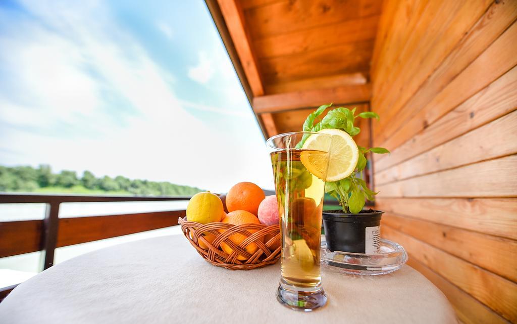 San Art Floating Hostel & Apartments เบลเกรด ภายนอก รูปภาพ