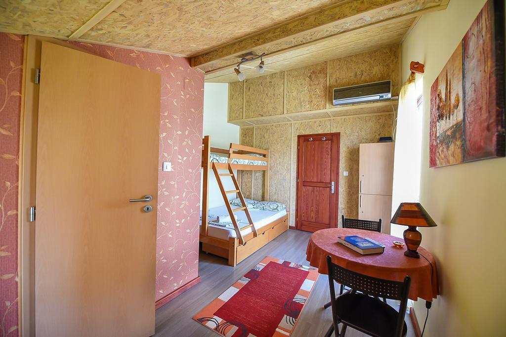 San Art Floating Hostel & Apartments เบลเกรด ภายนอก รูปภาพ