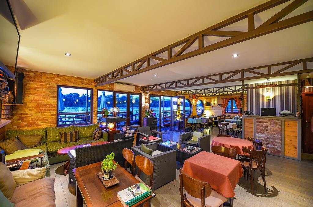 San Art Floating Hostel & Apartments เบลเกรด ภายนอก รูปภาพ