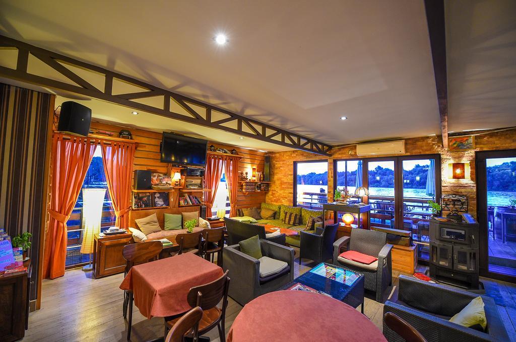 San Art Floating Hostel & Apartments เบลเกรด ภายนอก รูปภาพ