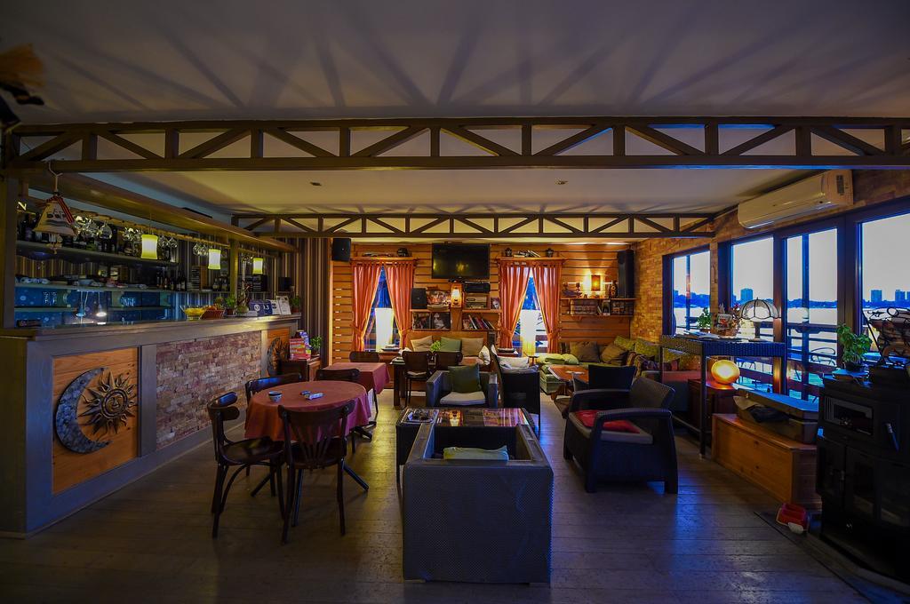 San Art Floating Hostel & Apartments เบลเกรด ภายนอก รูปภาพ