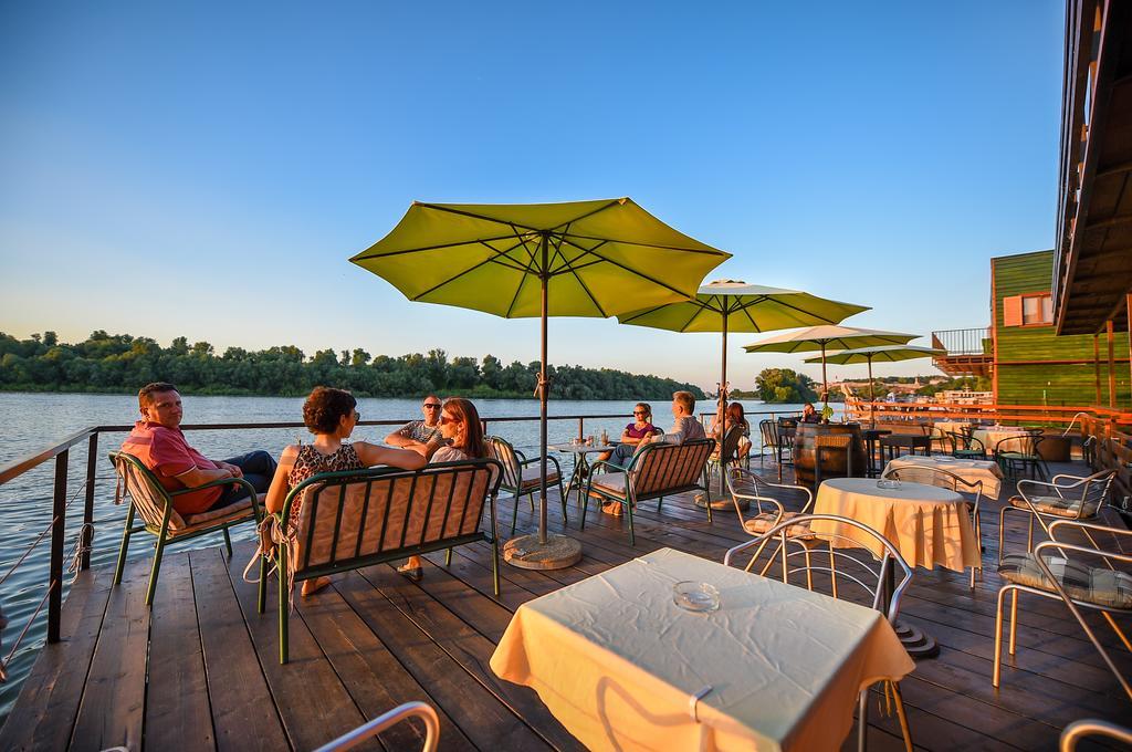 San Art Floating Hostel & Apartments เบลเกรด ภายนอก รูปภาพ