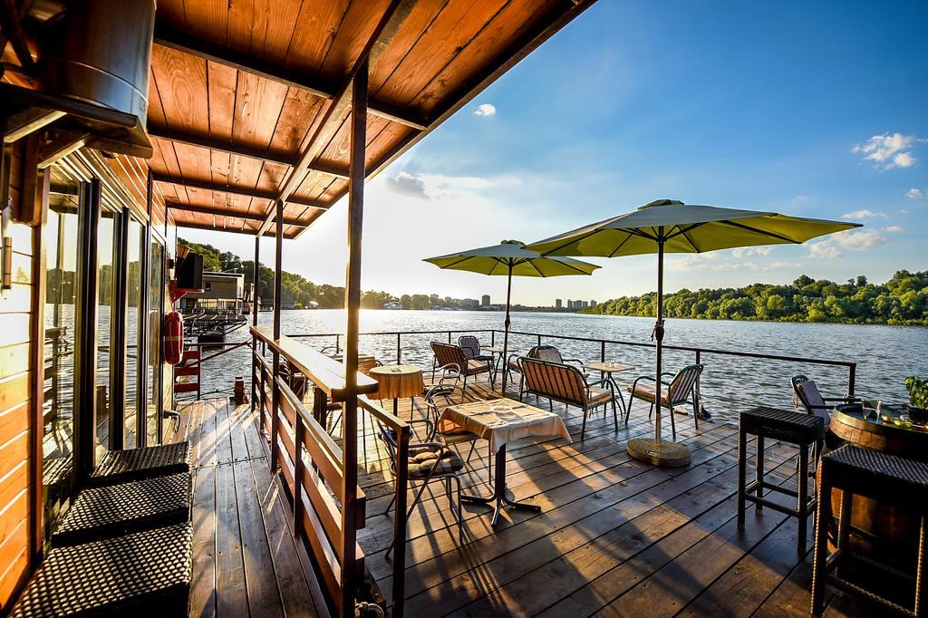 San Art Floating Hostel & Apartments เบลเกรด ภายนอก รูปภาพ