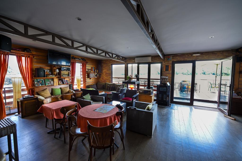 San Art Floating Hostel & Apartments เบลเกรด ภายนอก รูปภาพ