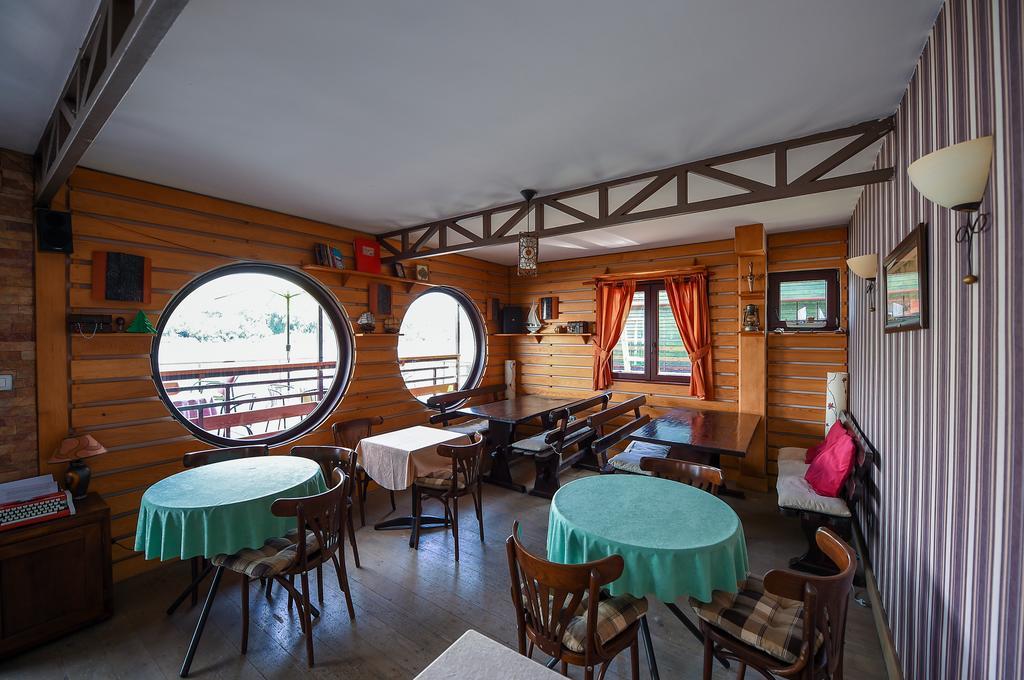 San Art Floating Hostel & Apartments เบลเกรด ภายนอก รูปภาพ