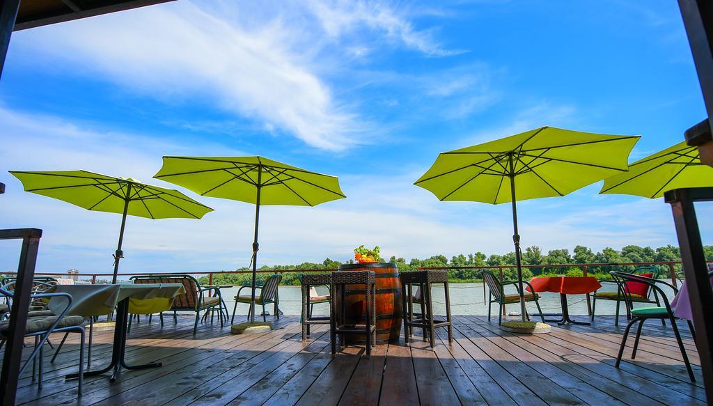 San Art Floating Hostel & Apartments เบลเกรด ภายนอก รูปภาพ